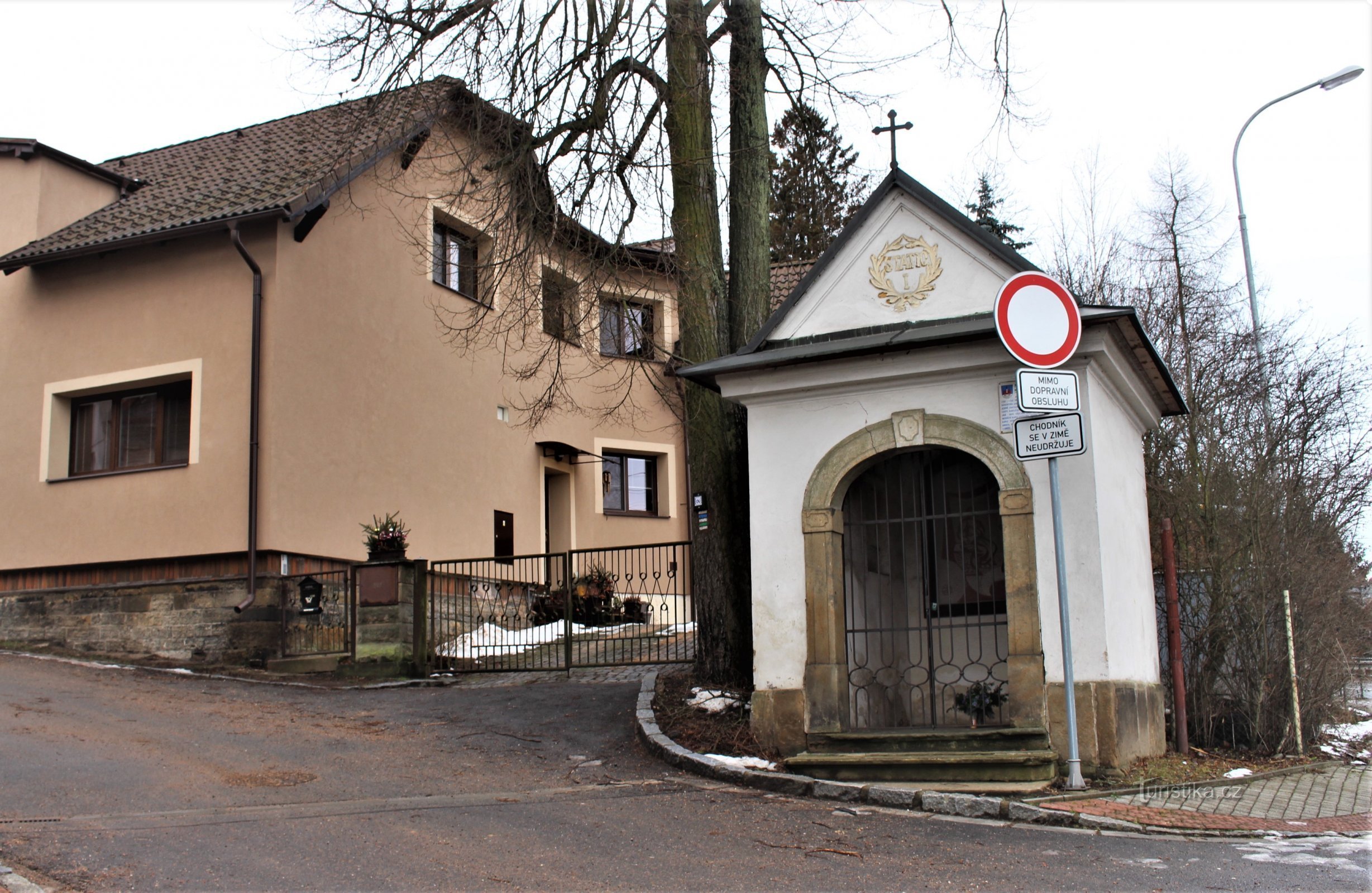 十字架之路的第一个小教堂位于 J. Štyrsy 街的起点