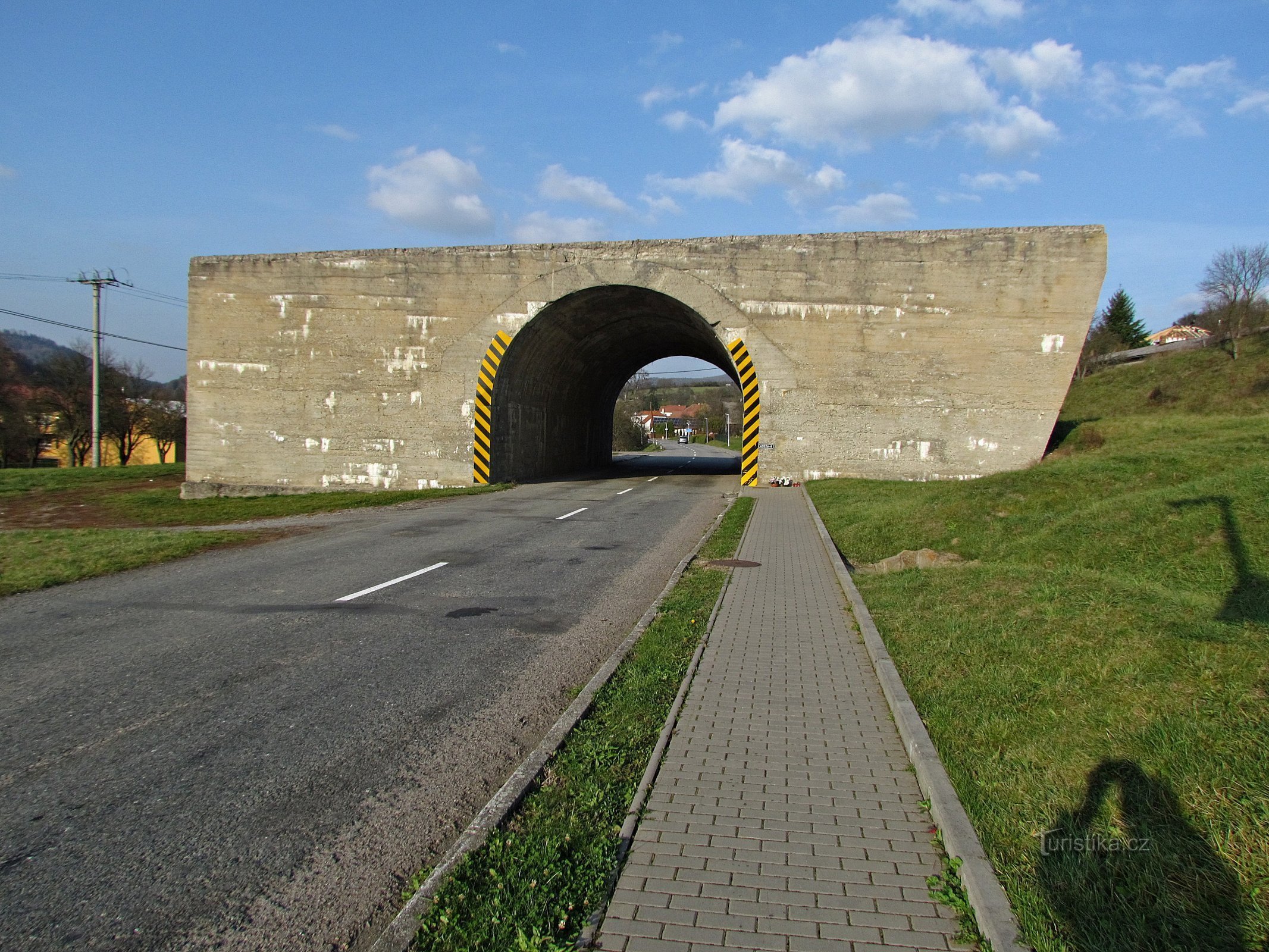 den första bron på vägen till Biskupice