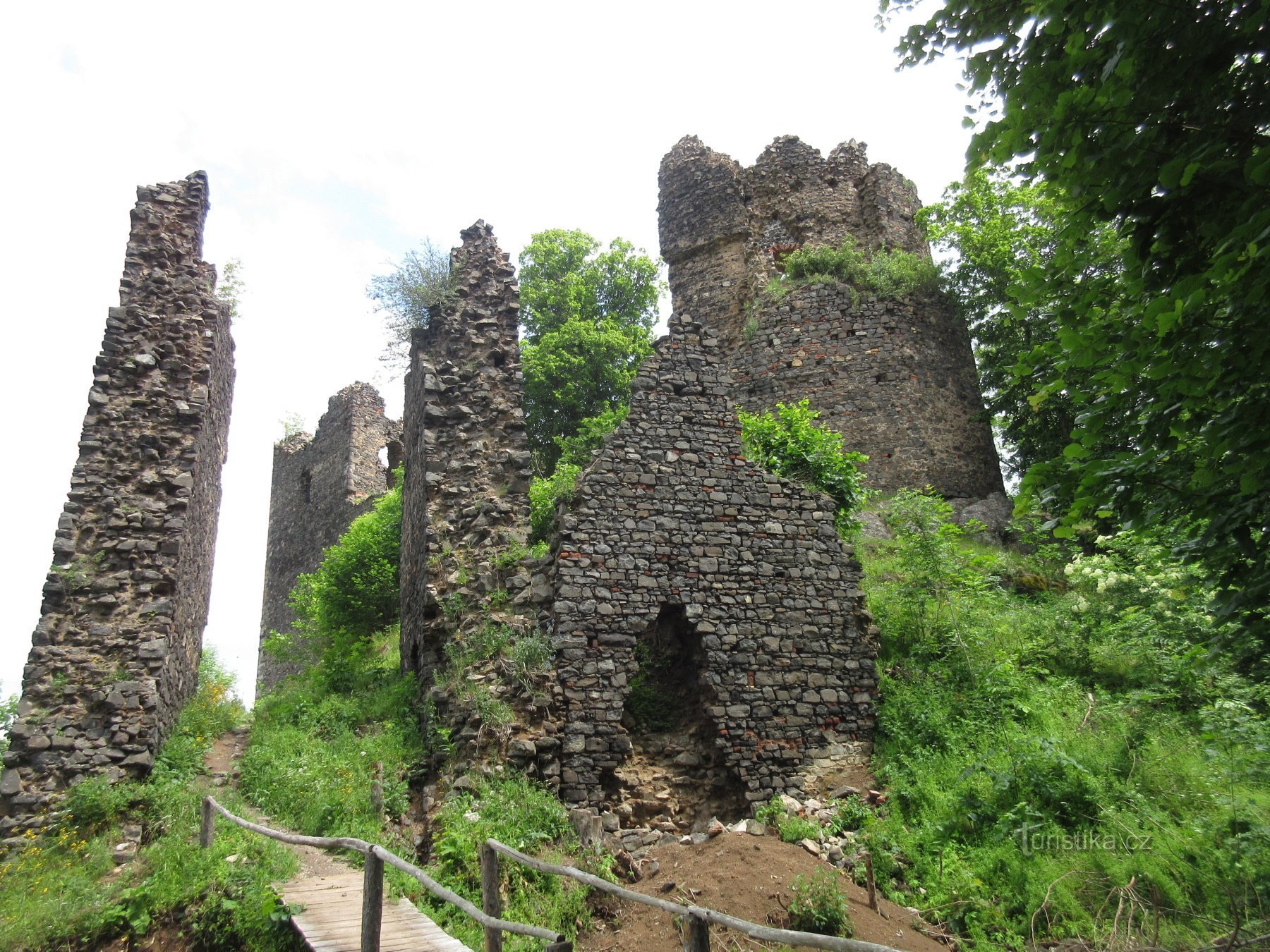 Eerste zicht op de ruïne met de ronde toren