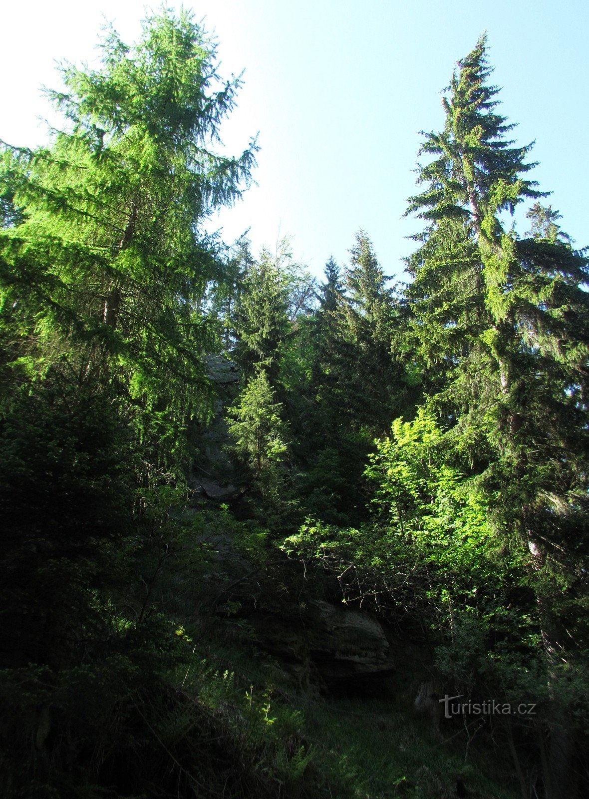 les premiers rochers au-dessus de la route