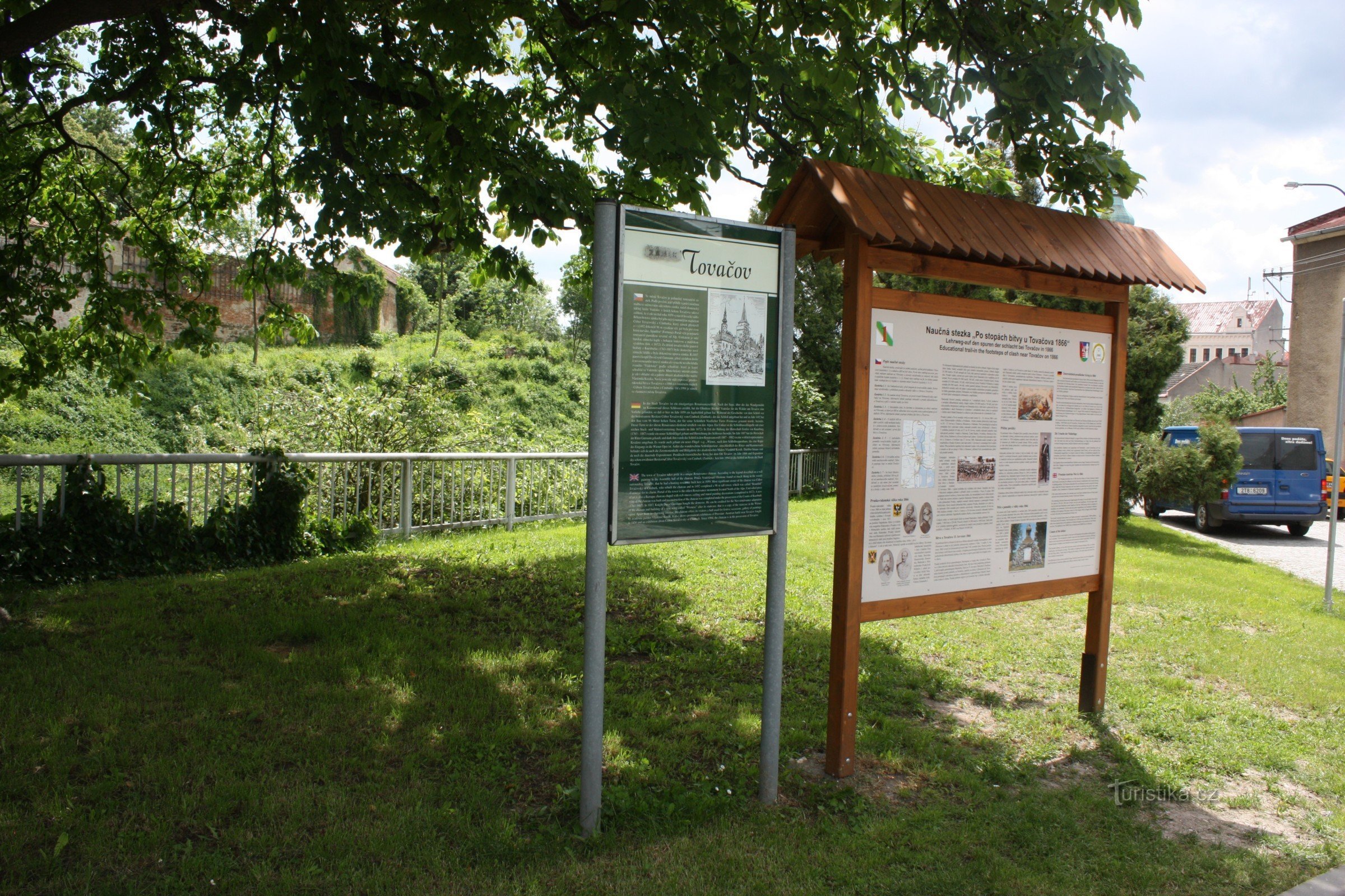 Het eerste station van het educatieve pad voor het kasteel van Tovačovský