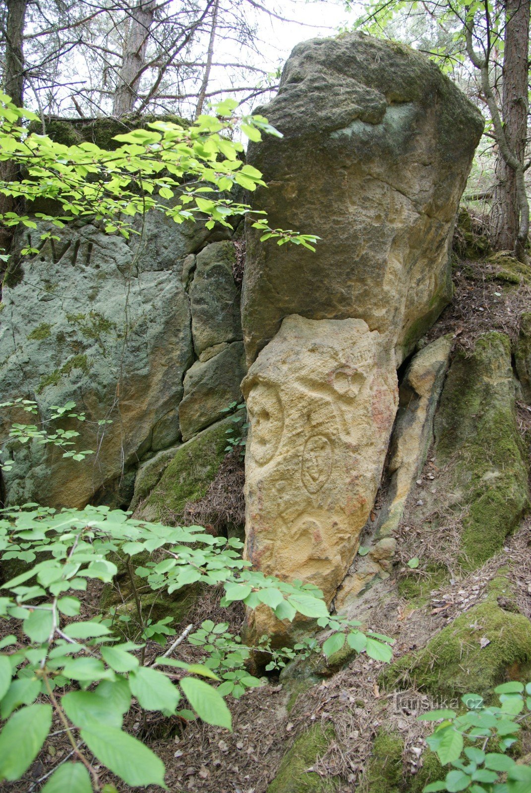 das erste Gesicht im Sandstein