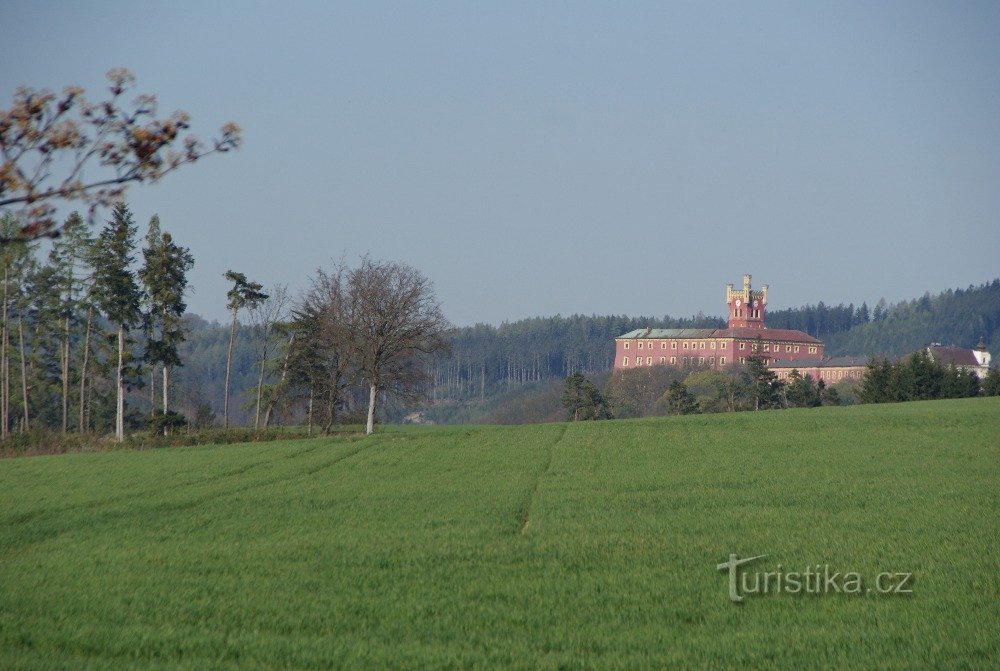 der erste Blick auf das Friedensgefängnis