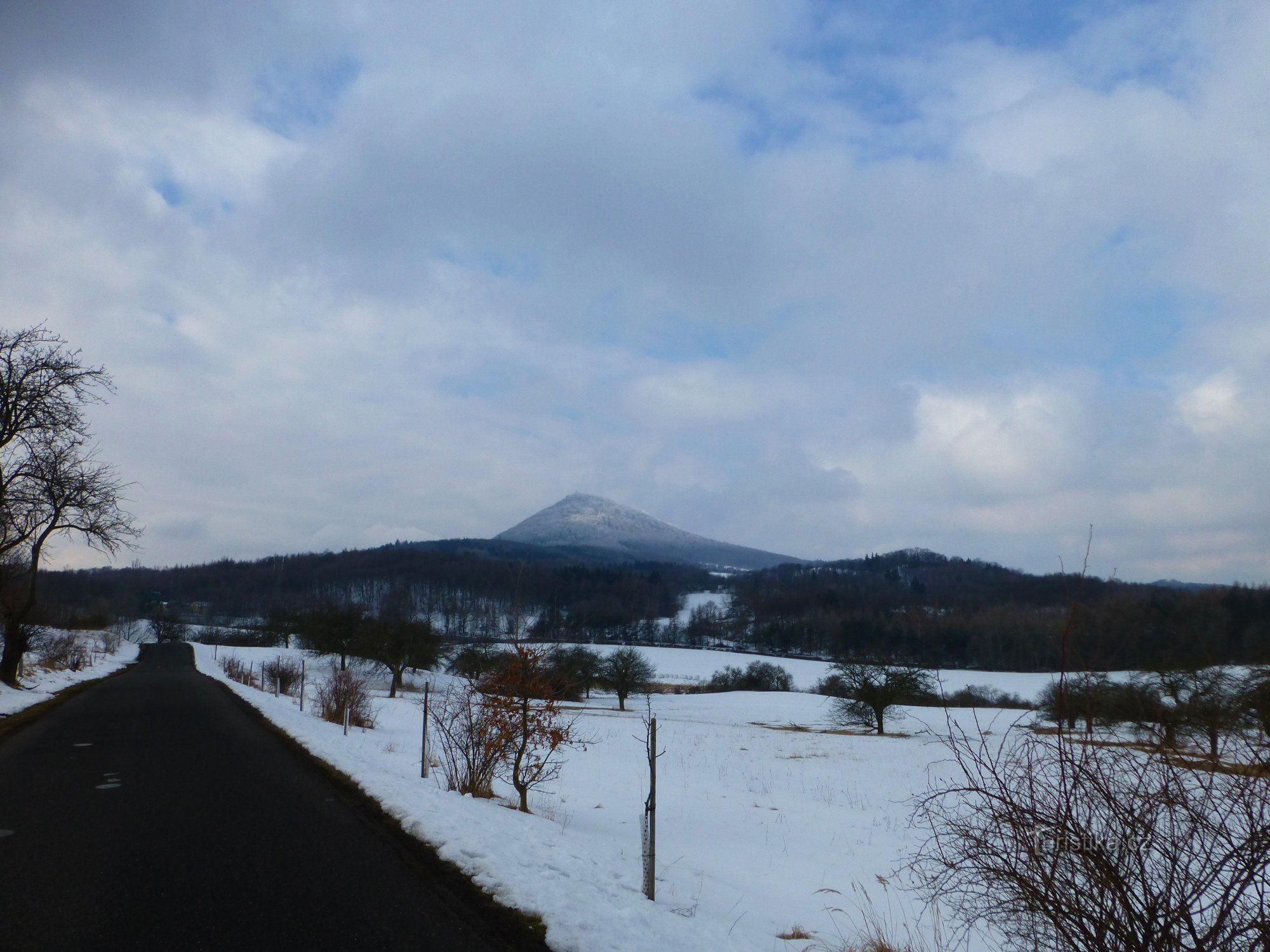 le premier contact à distance avec Hromova Hora juste au-delà de Větruší dans les collines