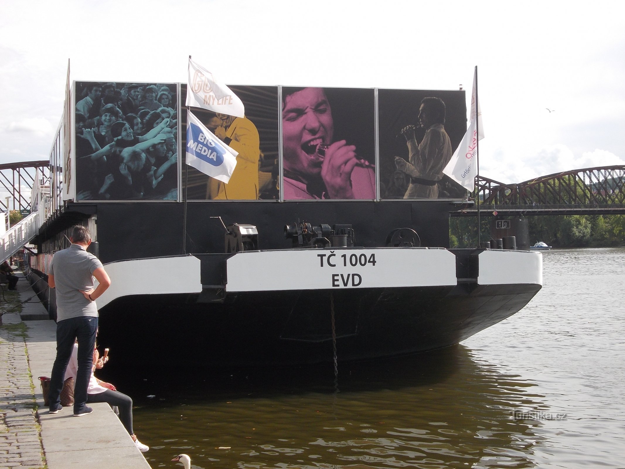 kijk eerst naar het schip waar de tentoonstelling werd gehouden