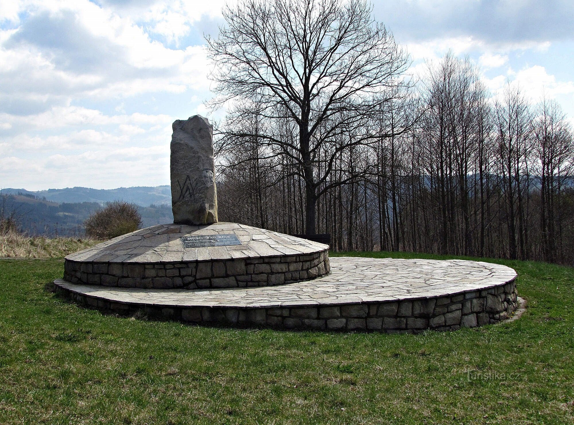 Prženské Paseky - una estatua de Hus y un pedestal sin estatua