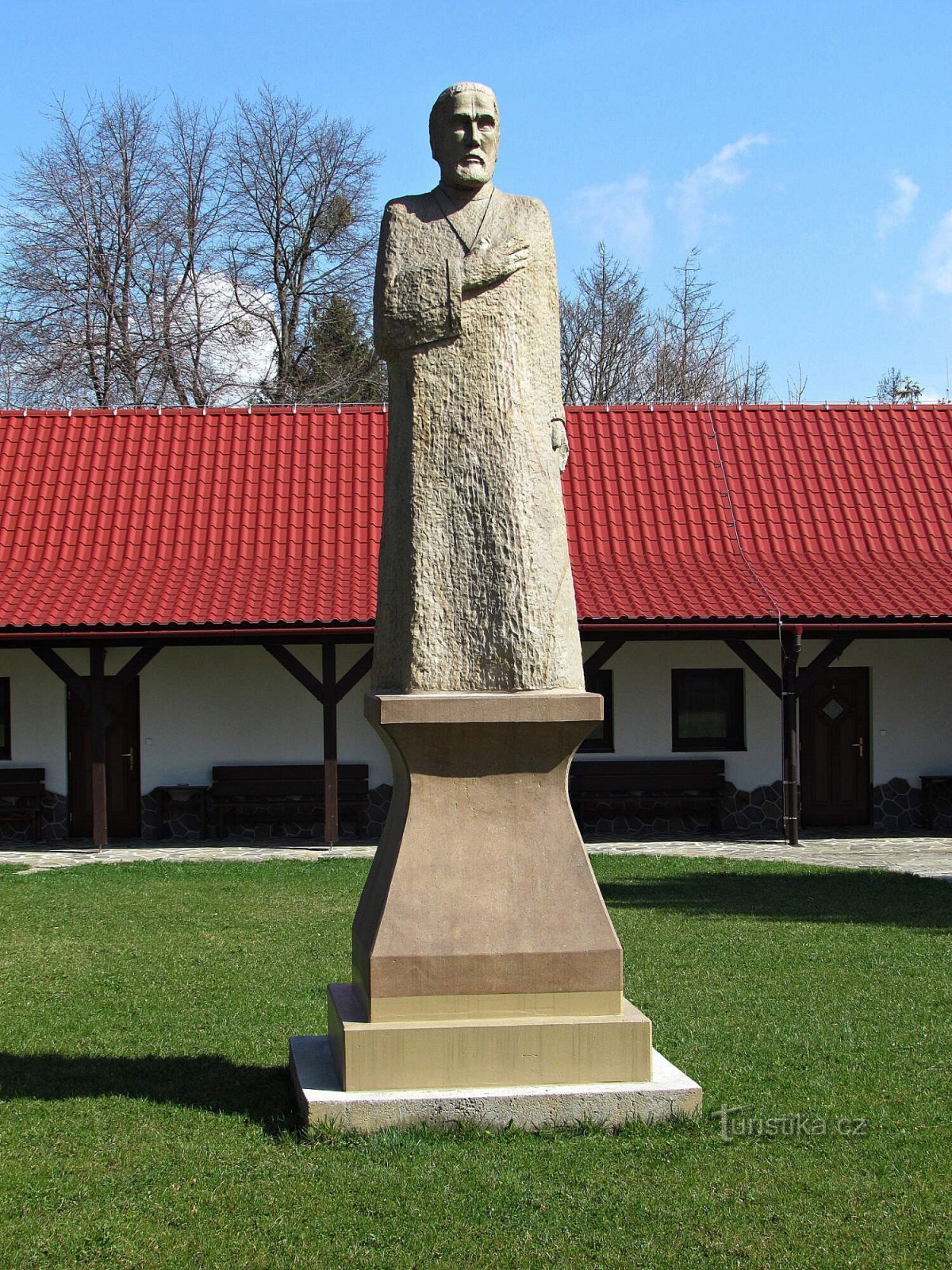 Prženské Paseky - een standbeeld van Hus en een sokkel zonder standbeeld