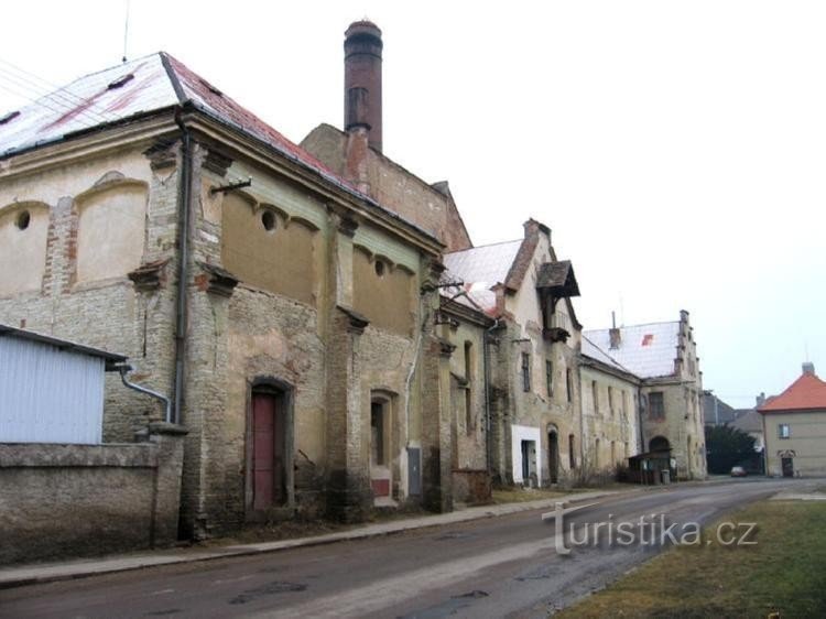 Pseudogotycki budynek dawnej cukrowni stojący obok zamku