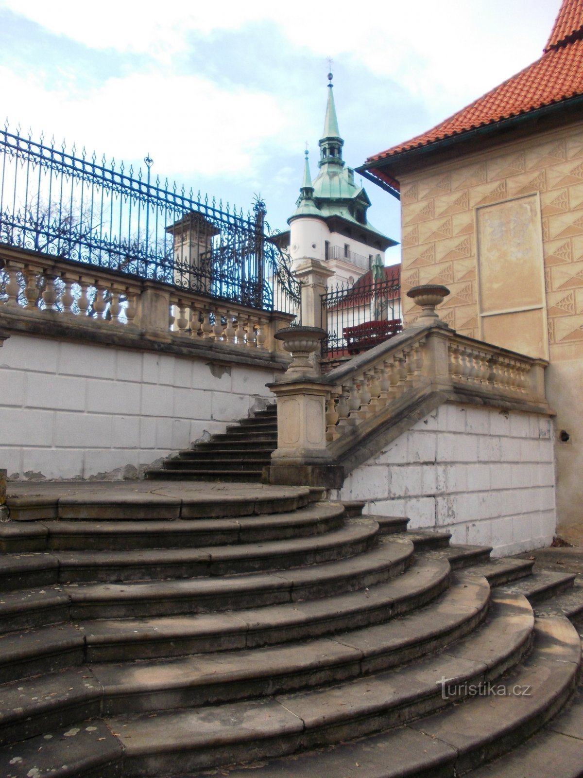 Ptačí schody, vzadu Děkanský kostol