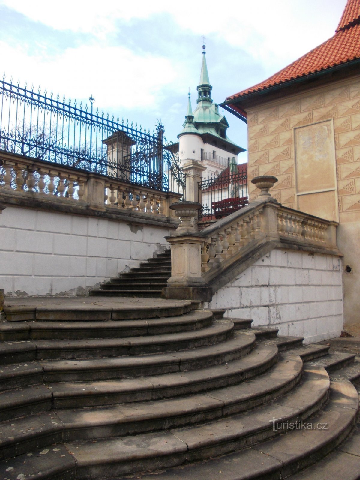 Vogelschautreppe, hinter der Dekanatskirche