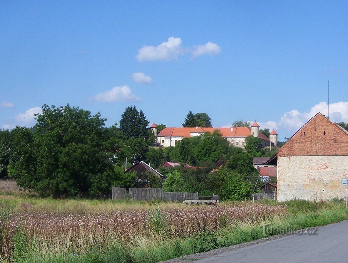 Ptení-castle from the east-Photo: Ulrych Mir.