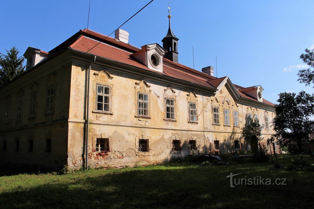 Ptenín, jižní křídlo zámku