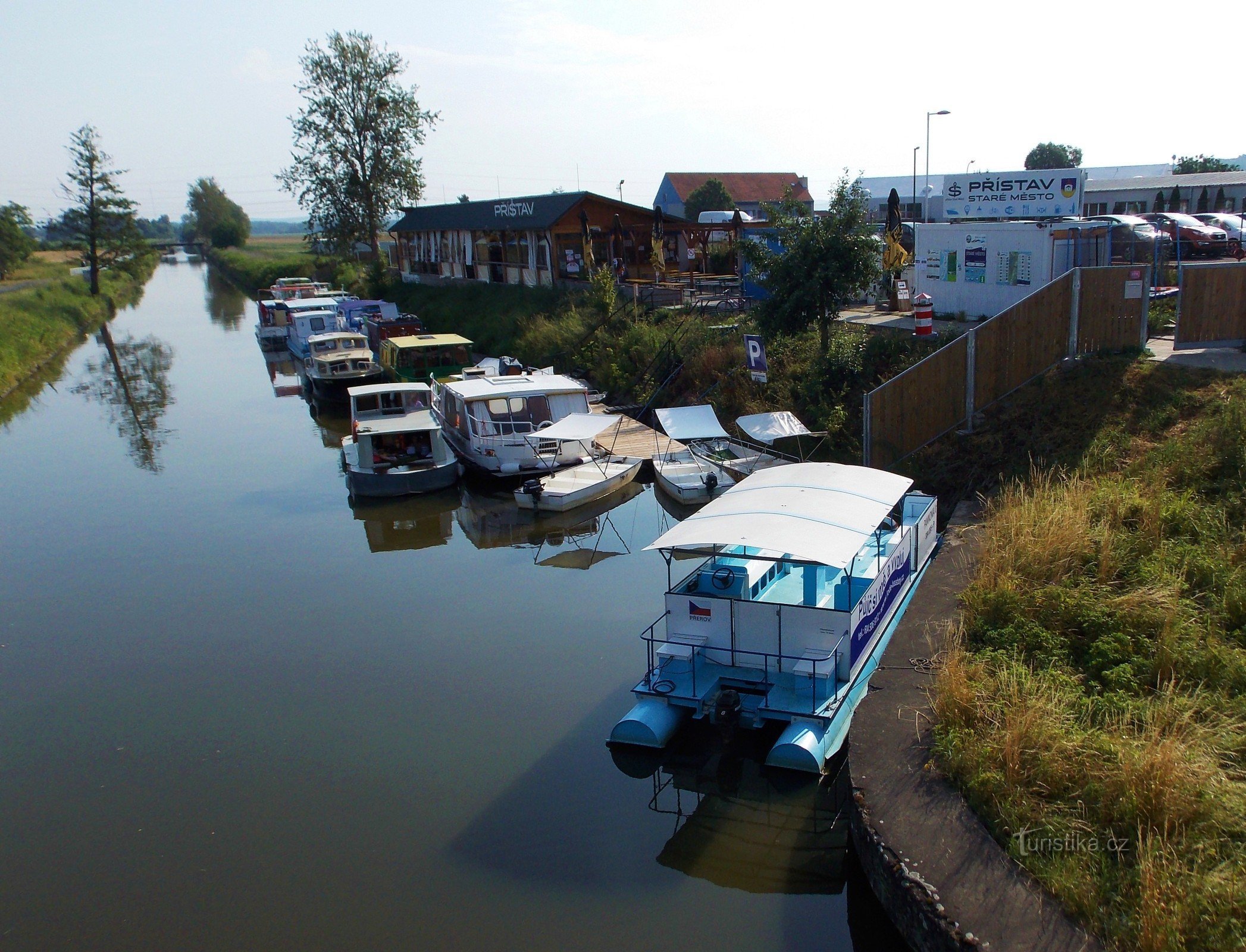 Lån mig og sejl fra havnen i Old Town nær Uh. Hradiště