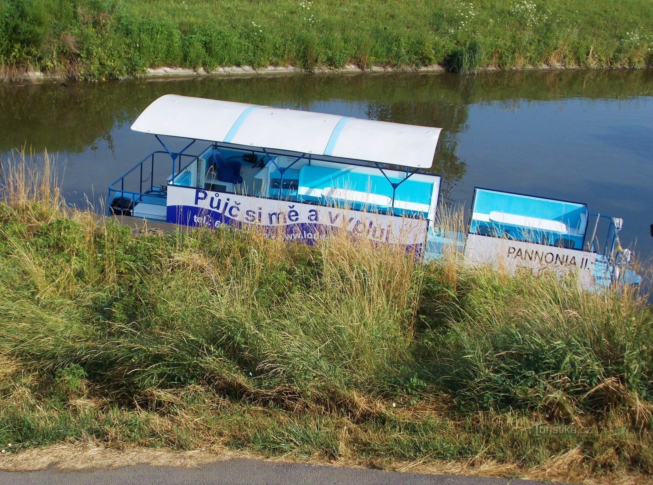 Leihen Sie mich aus und setzen Sie die Segel vom Hafen in Old Town in der Nähe von Uh. Hradiště