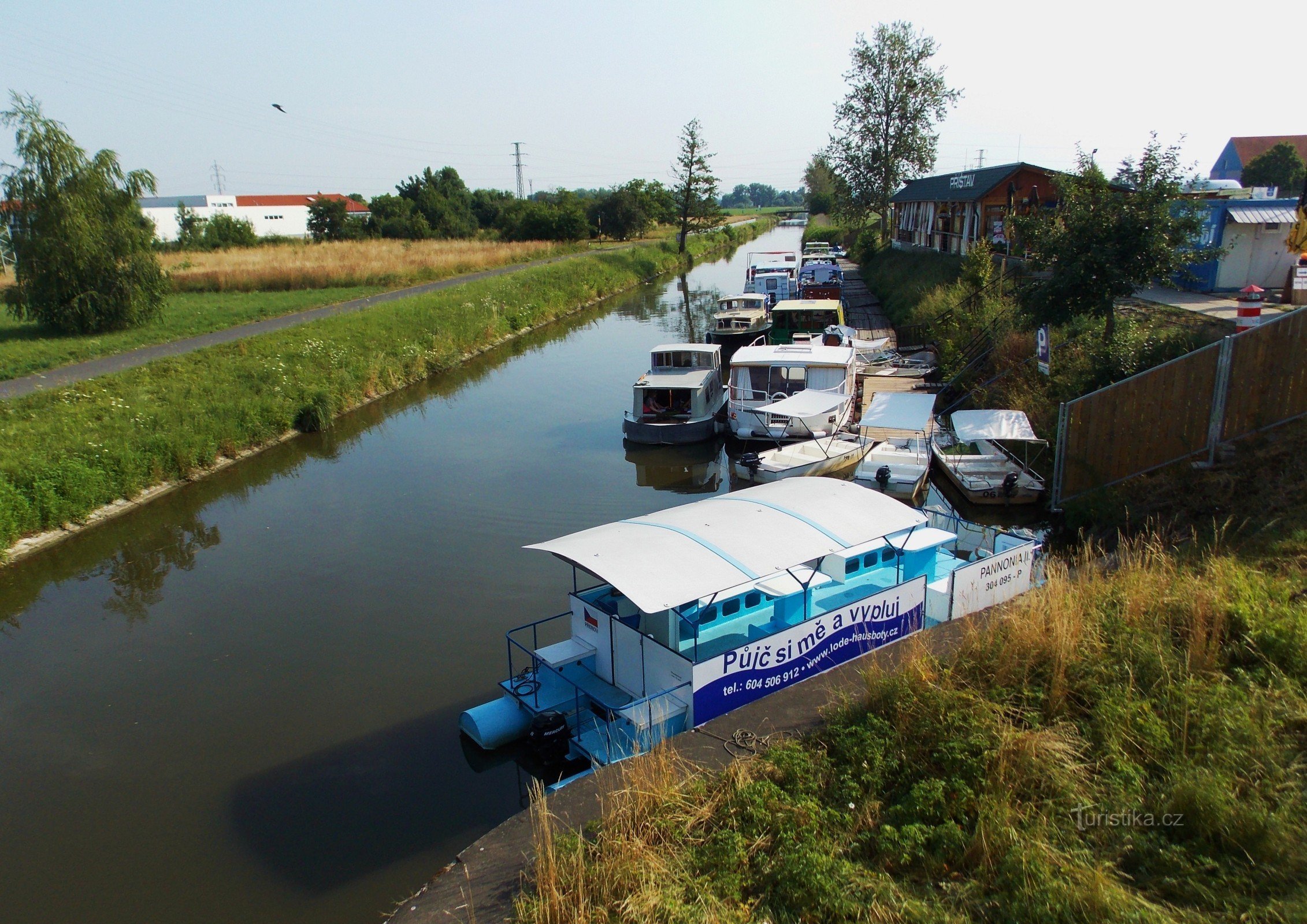 Leihen Sie mich aus und setzen Sie die Segel vom Hafen in Old Town in der Nähe von Uh. Hradiště