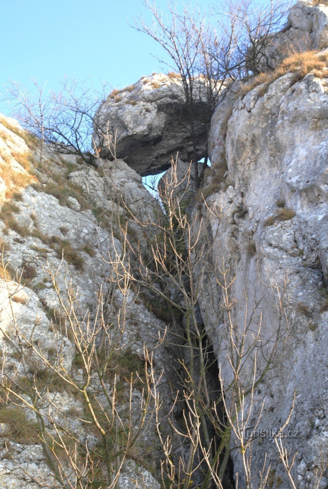 Caverna de rachadura sob a pedra