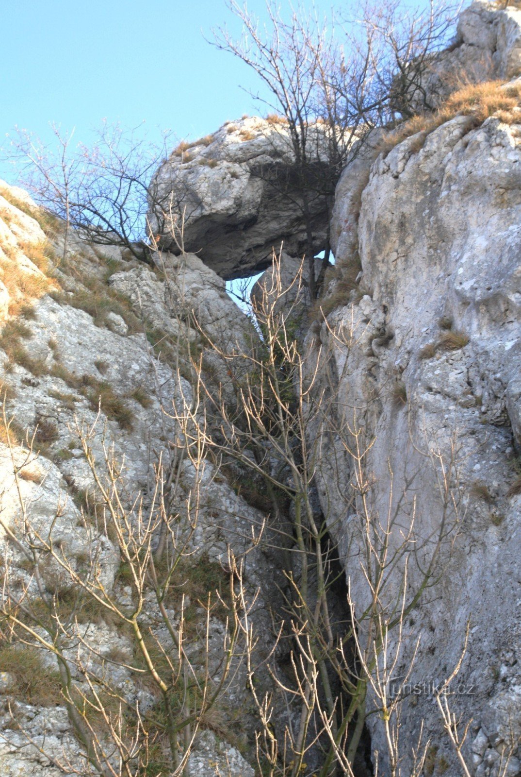 Pukotina pećina Ispod gromade