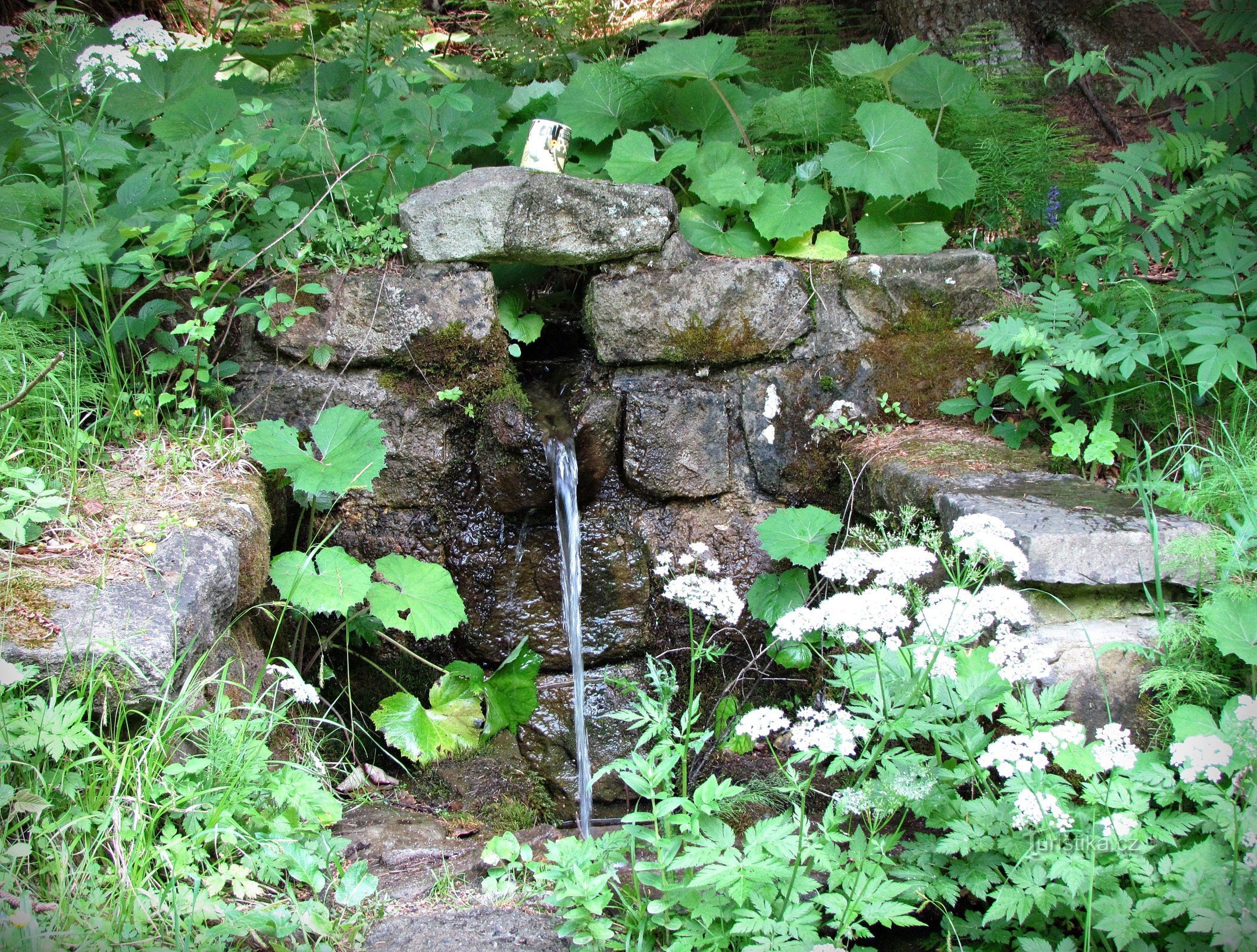 Pulčínsko - ein Brunnen in der Nähe der Landstreicherhütte unter den fünf Kirchen