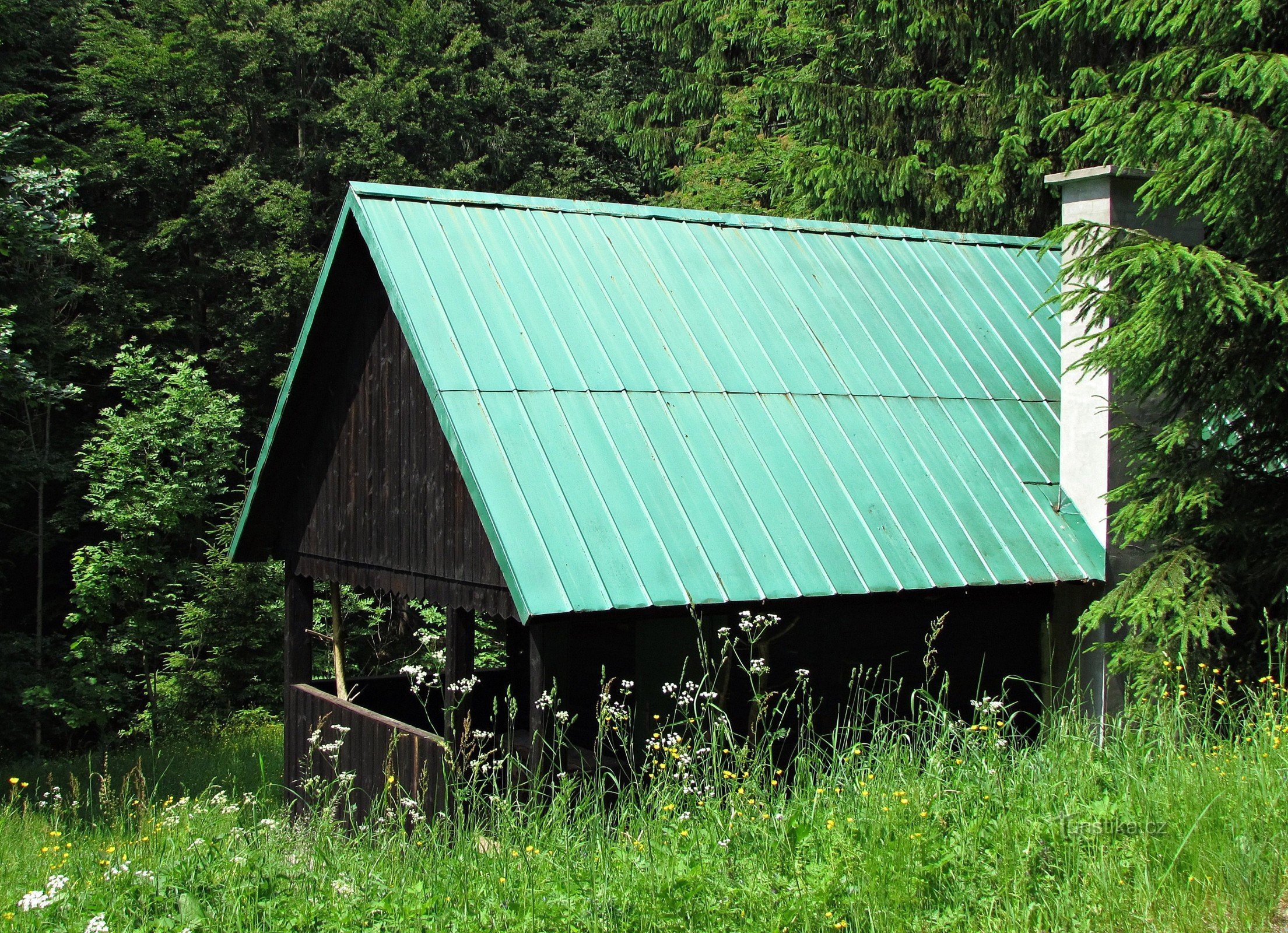 Pulčínsko - ein Brunnen in der Nähe der Landstreicherhütte unter den fünf Kirchen