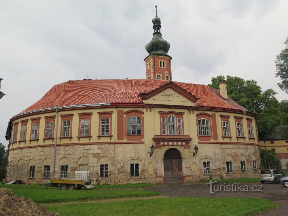 polkrožna fasada