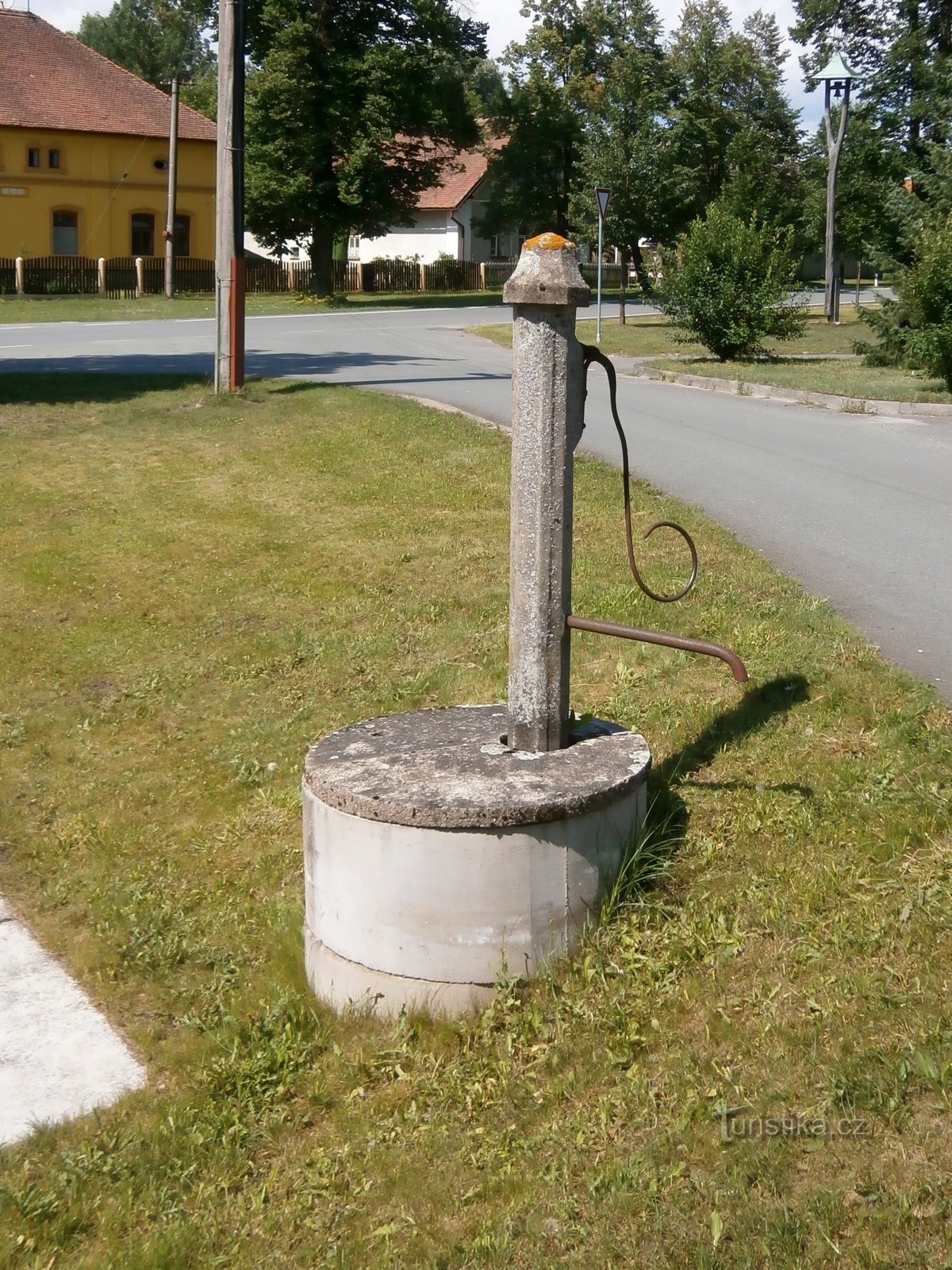 Pompă la iazul fermei (Běleč nad Orlicí)