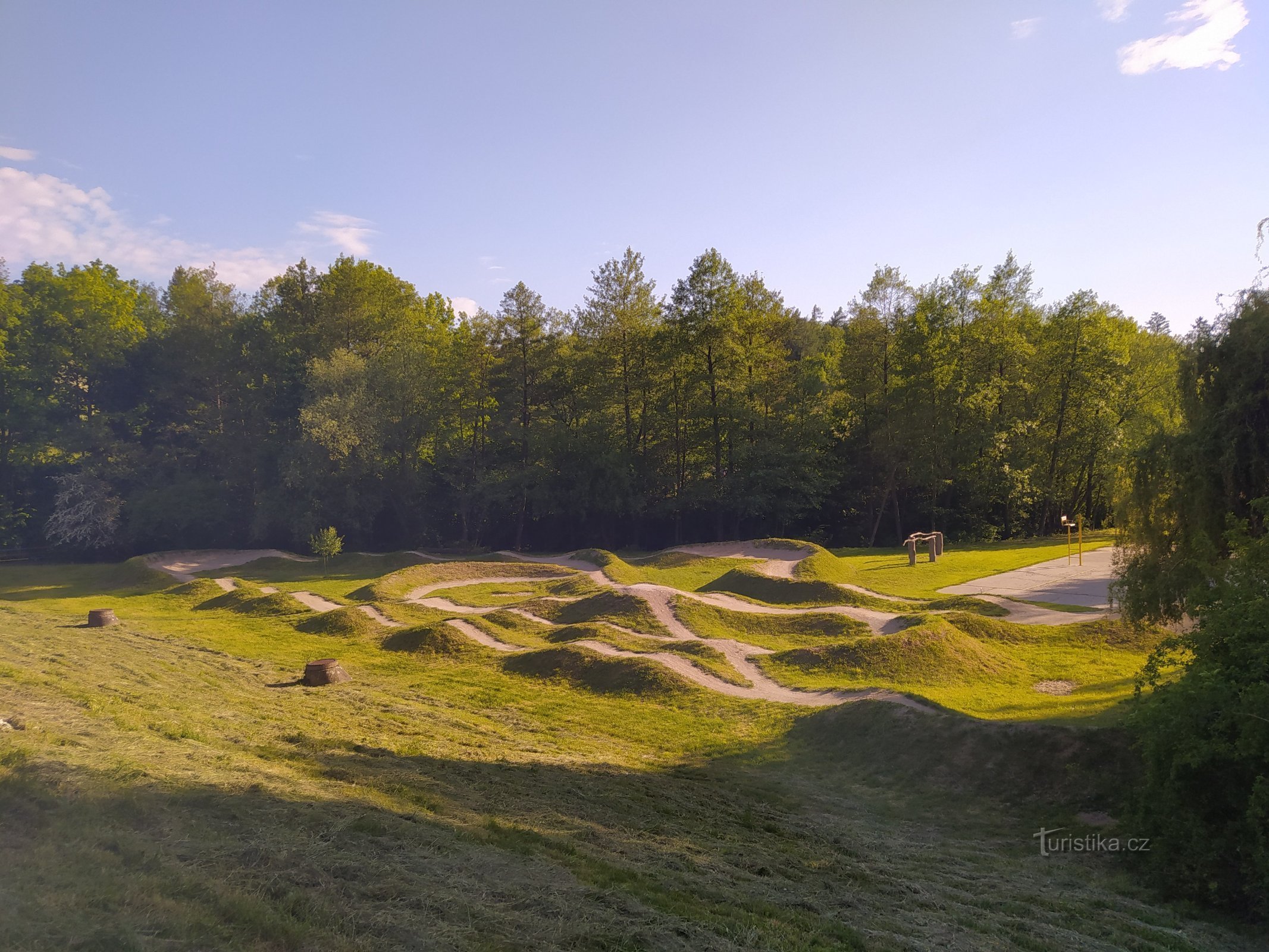 Pumptrack Lučina - 小規模および大規模なサイクリスト向け...