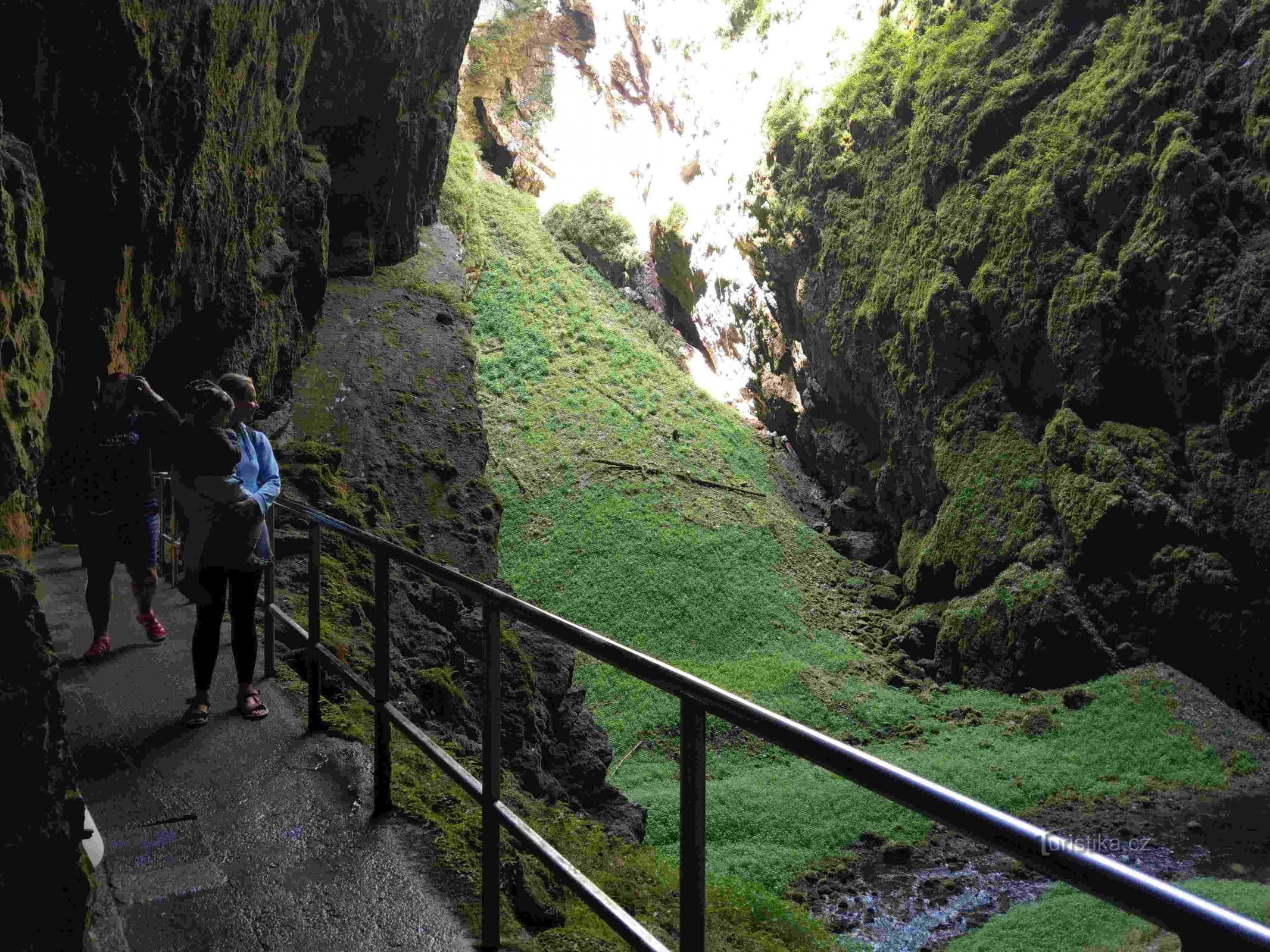 Punkhöhle mit Kindern