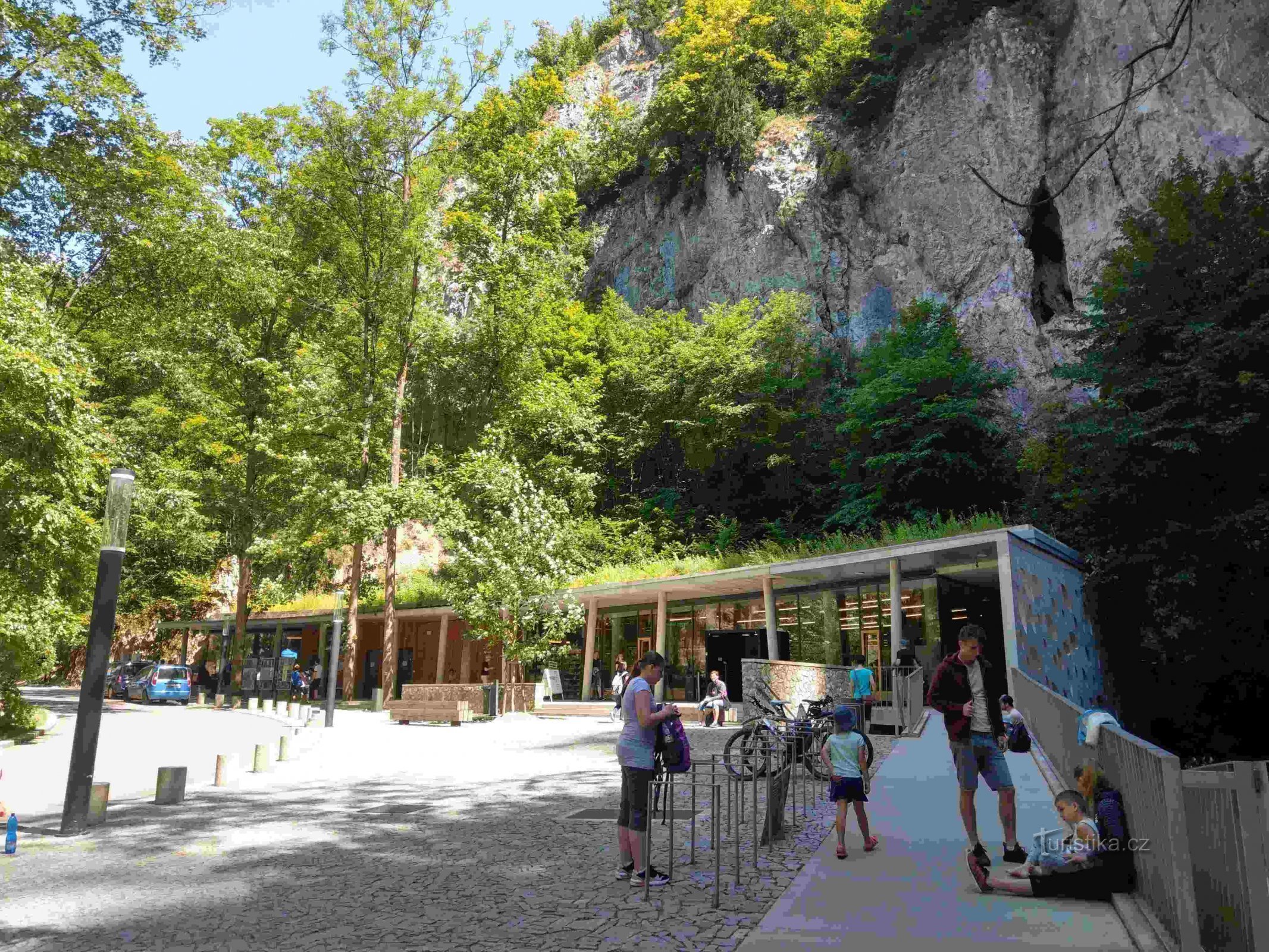 Punkhöhle mit Kindern