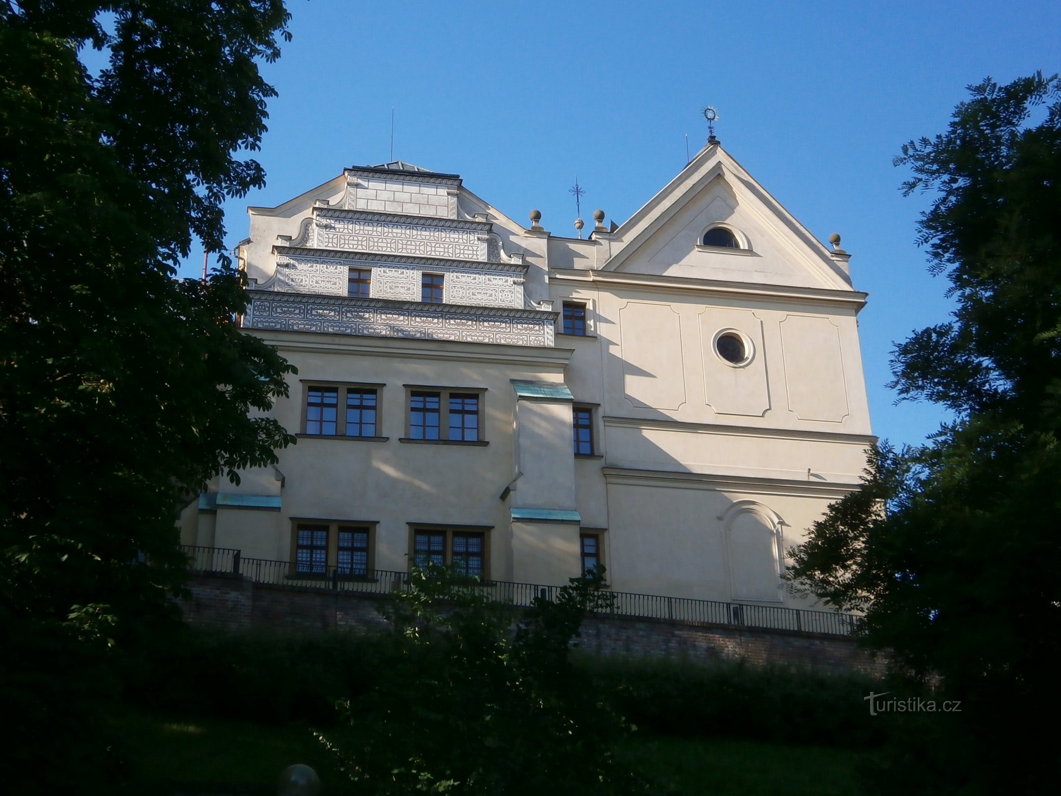 Το σπίτι του burgrave με την εκκλησία του Αγ. John of Nepomuck (Hradec Králové, 2.7.2016 Ιουλίου XNUMX)