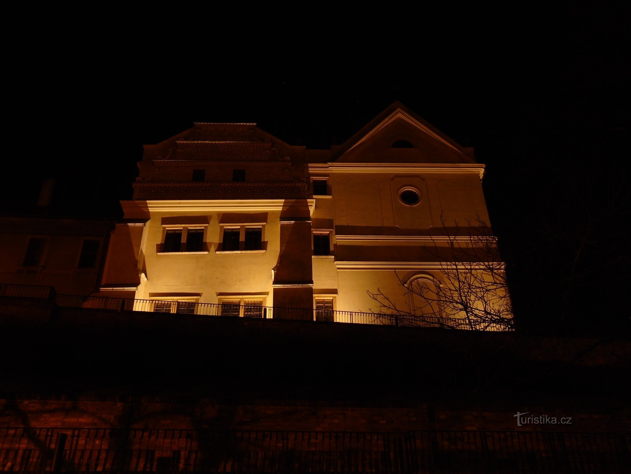 Het huis van de burggraaf met de kerk van St. Jan van Nepomuck (Hradec Králové, 30.12.2018 juli XNUMX)