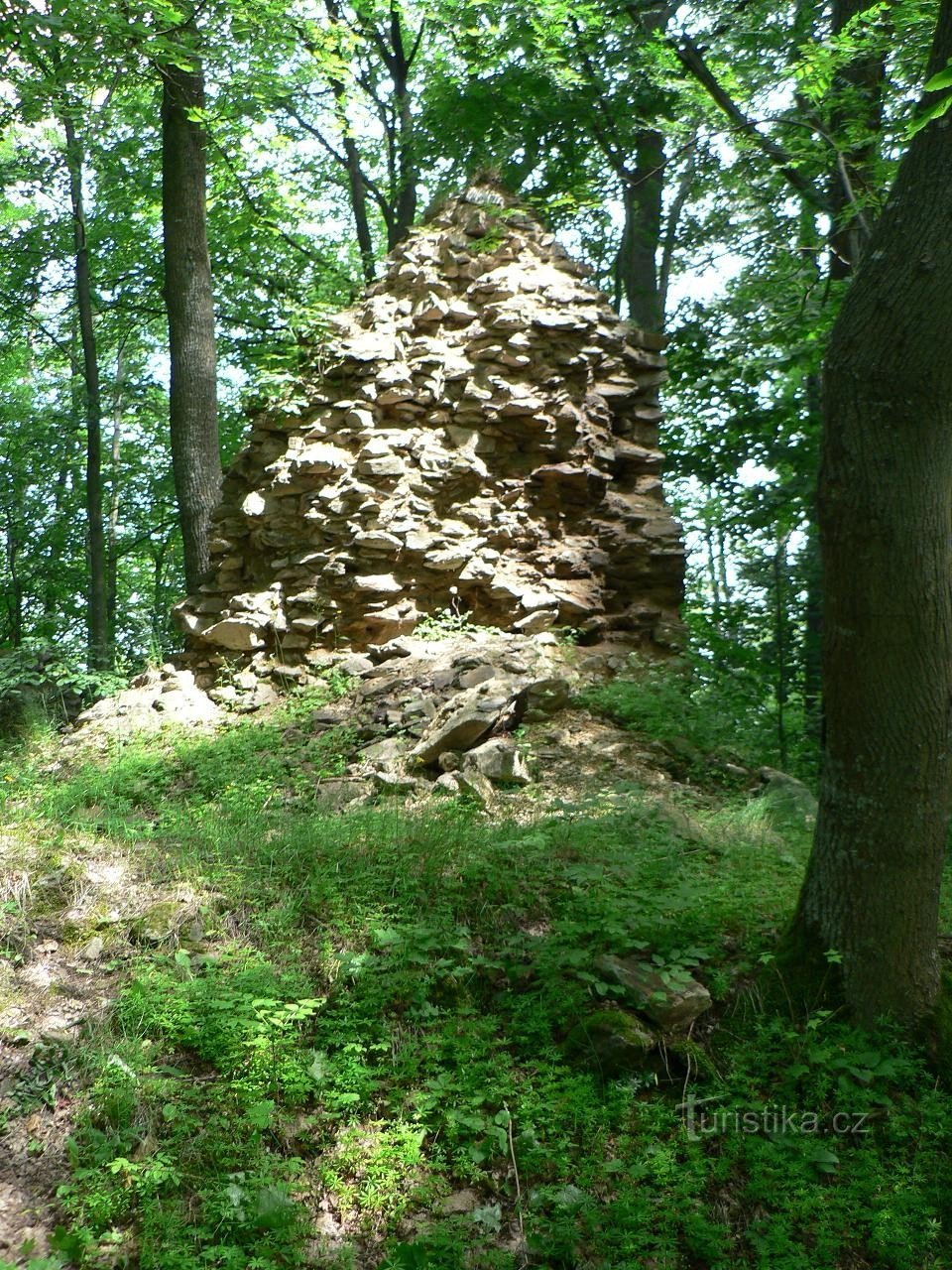 Pušperk, die Mauer am Eingang zum Schloss