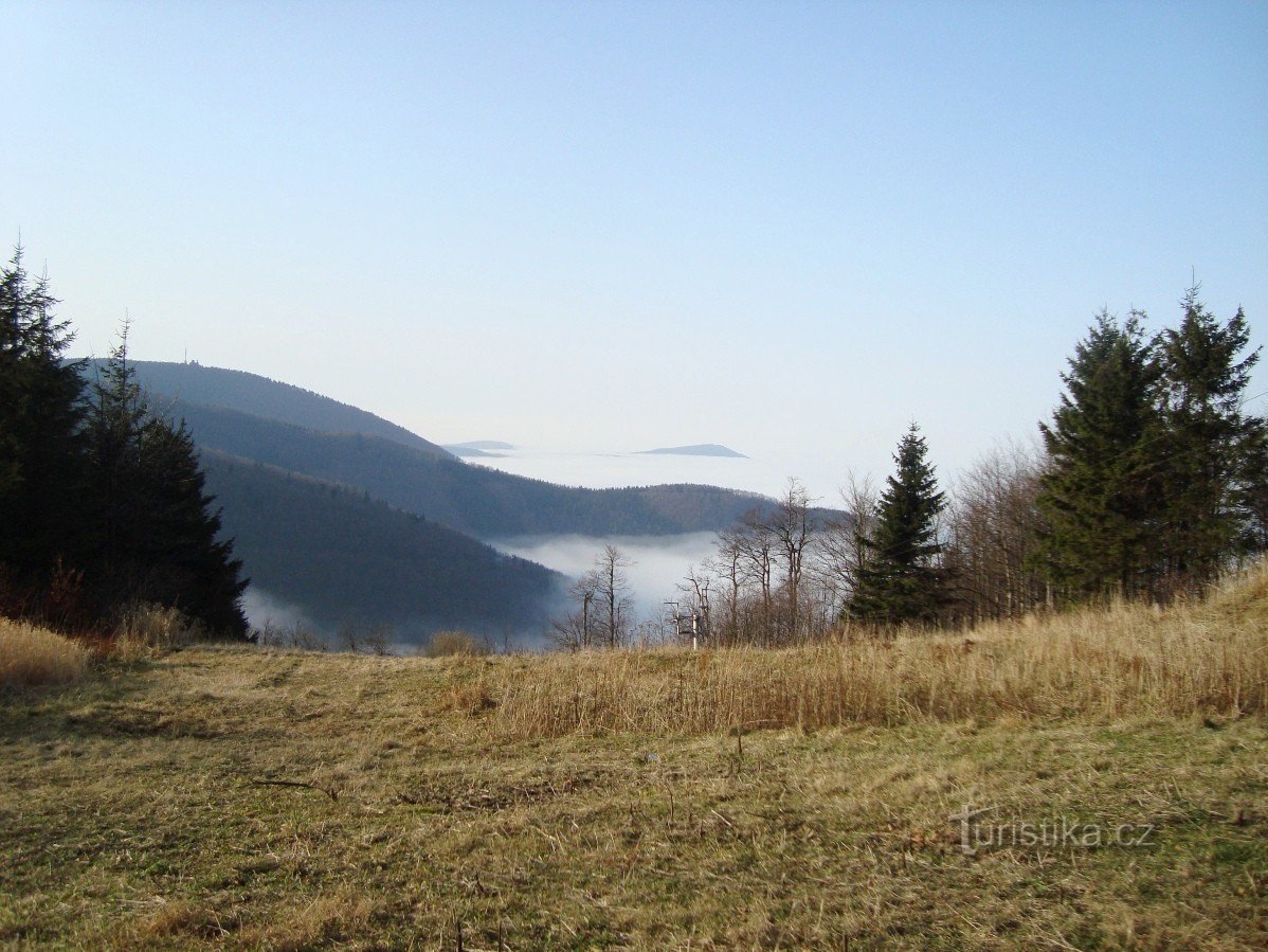 Schituri - versantul nordic al Radhoště cu capela Sf. Chiril și Metodie - Foto: Ulrych Mir.