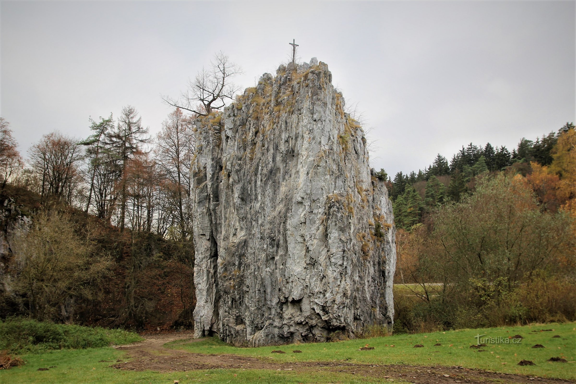 Eine menschenleere Schlucht vor dem Wintereinbruch