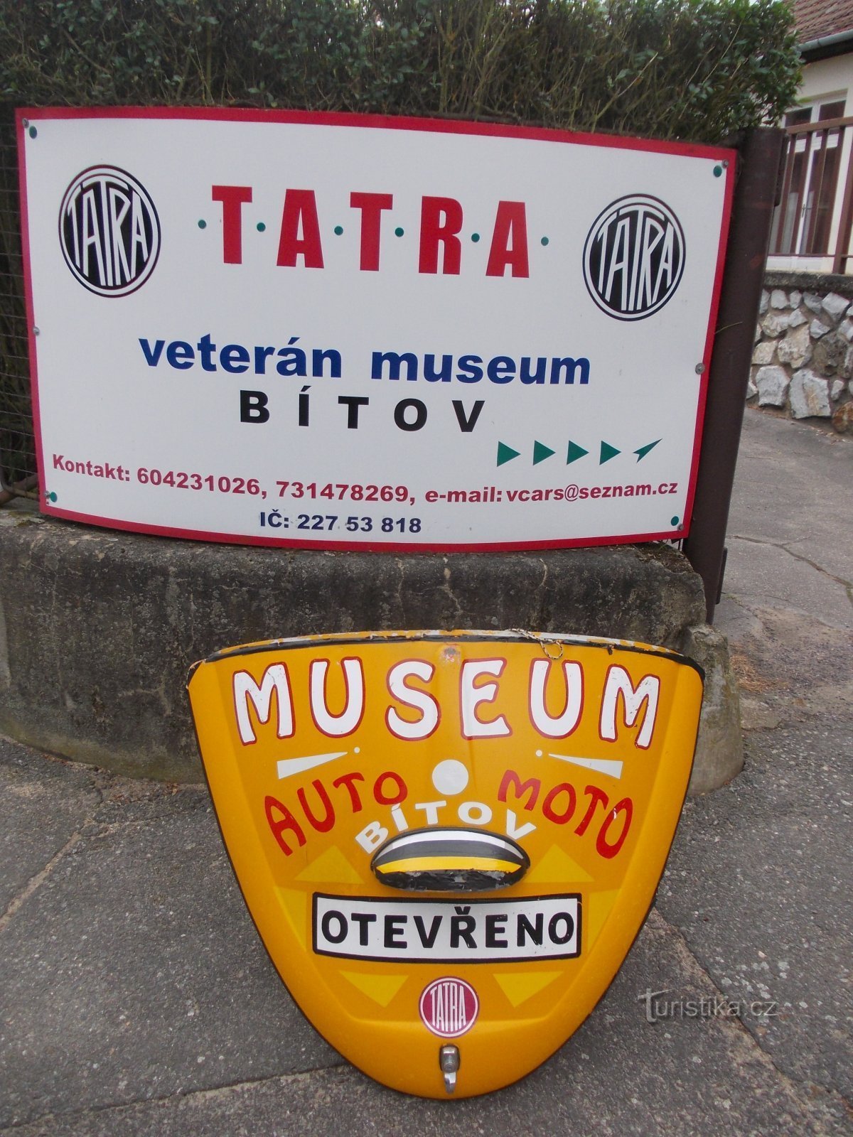πινακίδες μπροστά από το μουσείο