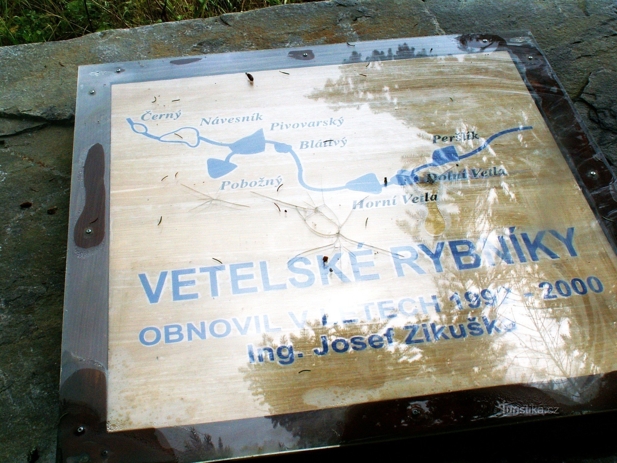 Původní deska na okraji Vetly u červené tur. značky