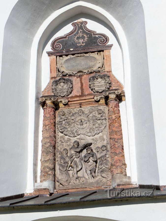 Het originele stenen altaar aan het einde van de kerk