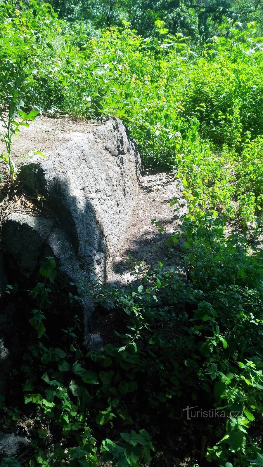 alkuperäinen kallioon hakattu penkki
