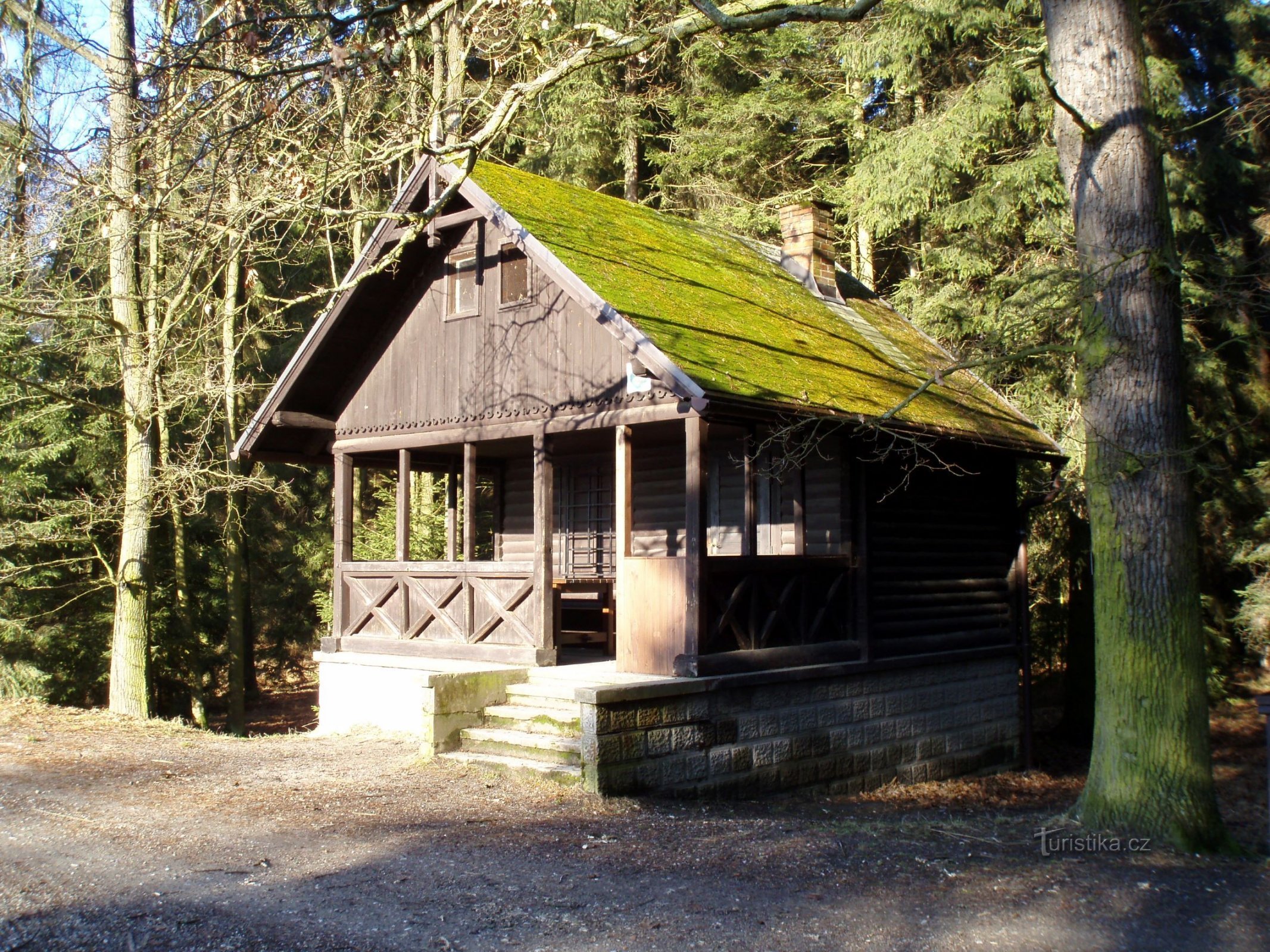 Alkuperäinen metsästysmökki lähellä Výskytiä (Hradec Králové, 17.1.2011)