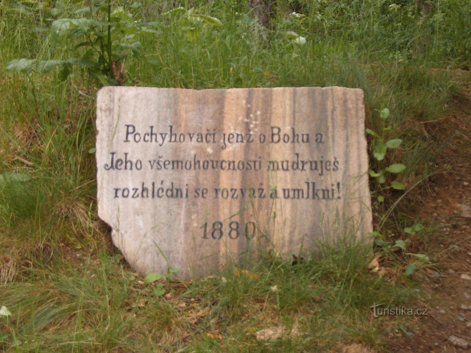 Das ursprüngliche Schild am Ende der Straße