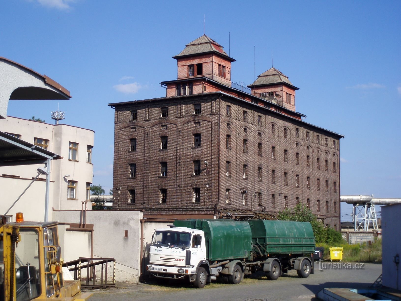 Het oorspronkelijke graanpakhuis van de coöperatie van boerenmagazijnen voor de districten Hradec Králové