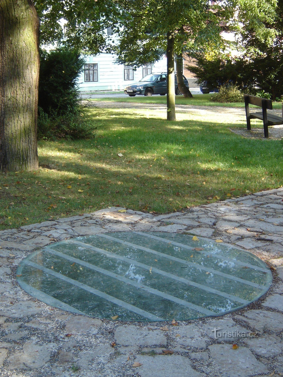 oryginalna studnia ze szkłem, po którym można chodzić