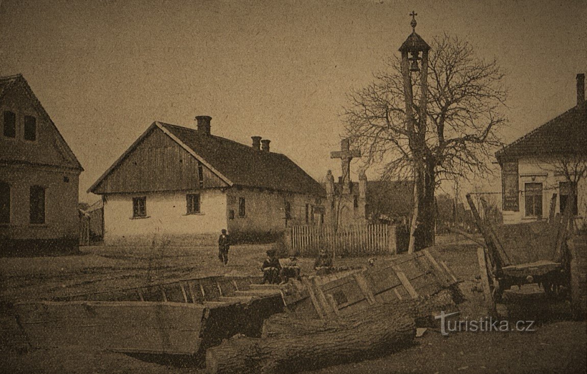 A localização original da cruz da rua Úprkova (à direita faz parte da pousada U Čechů, brevemente