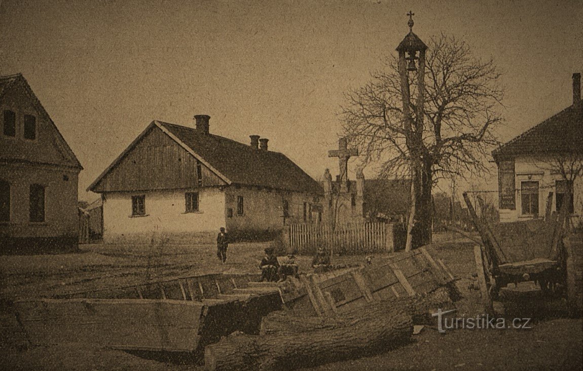 Der ursprüngliche Standort des Kreuzes von der Úprkova-Straße (rechts ist ein Teil des Gasthauses U Čechů, kurz