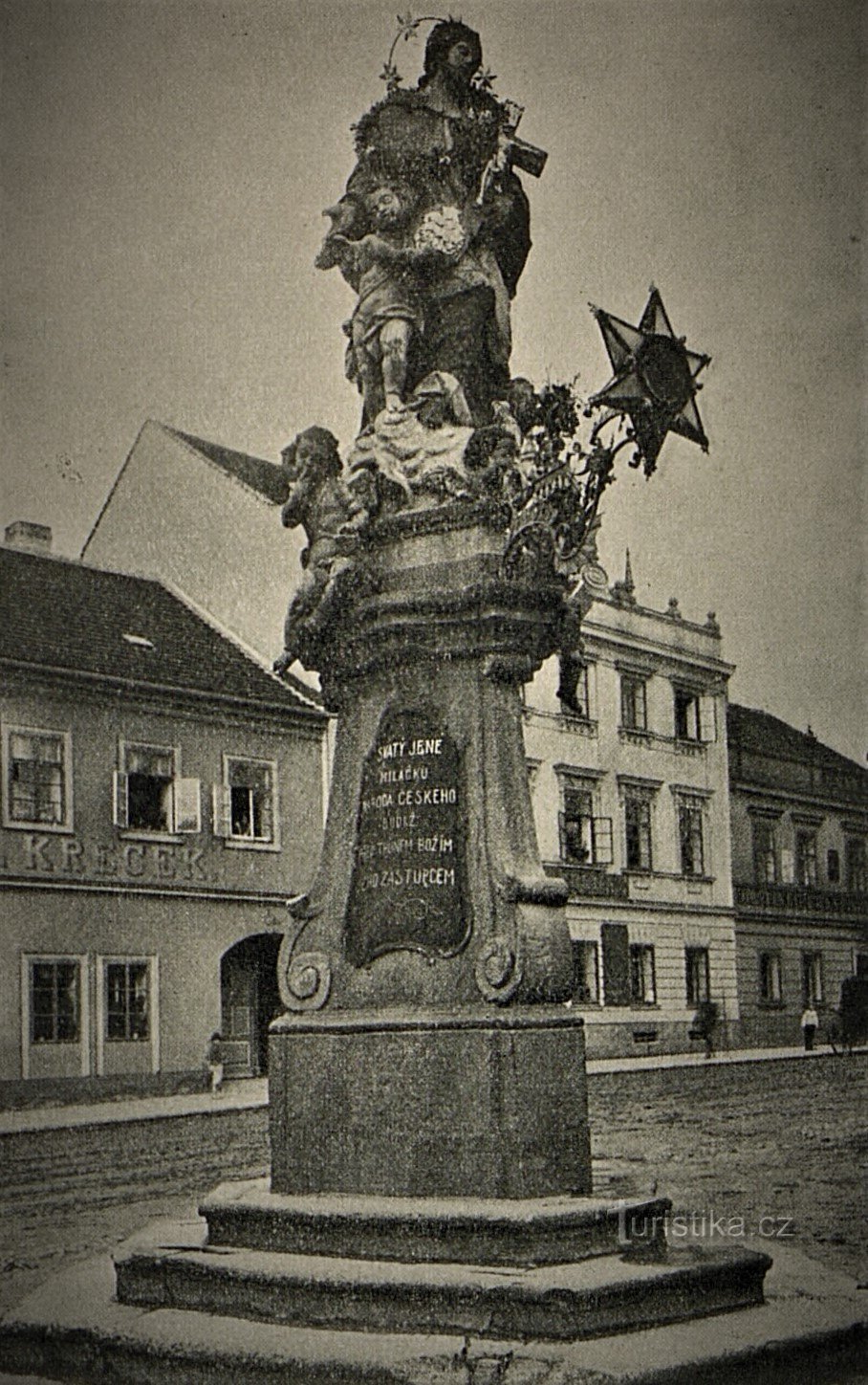 Pyhän patsaan alkuperäinen sijainti. Johannes Nepomuckin aukiolla Česká Skalicassa (ennen vuotta 1910)