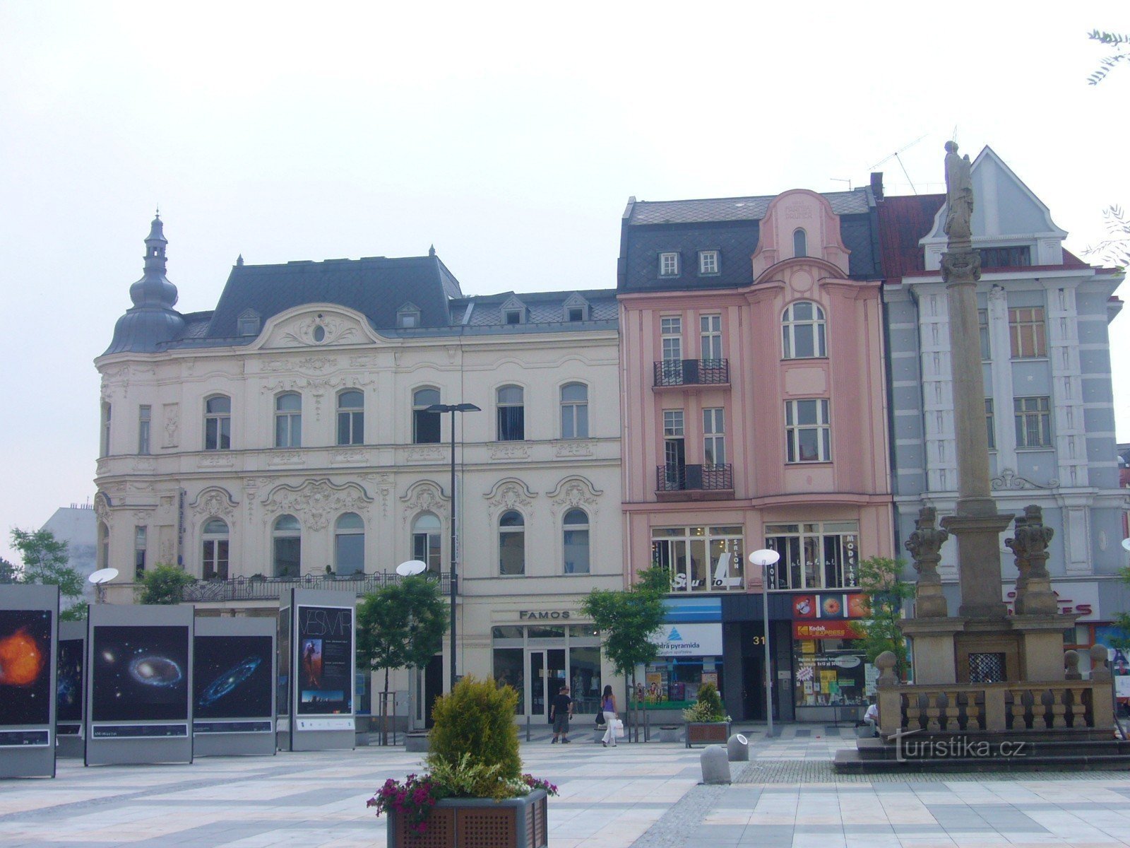 La façade est d'origine de la place