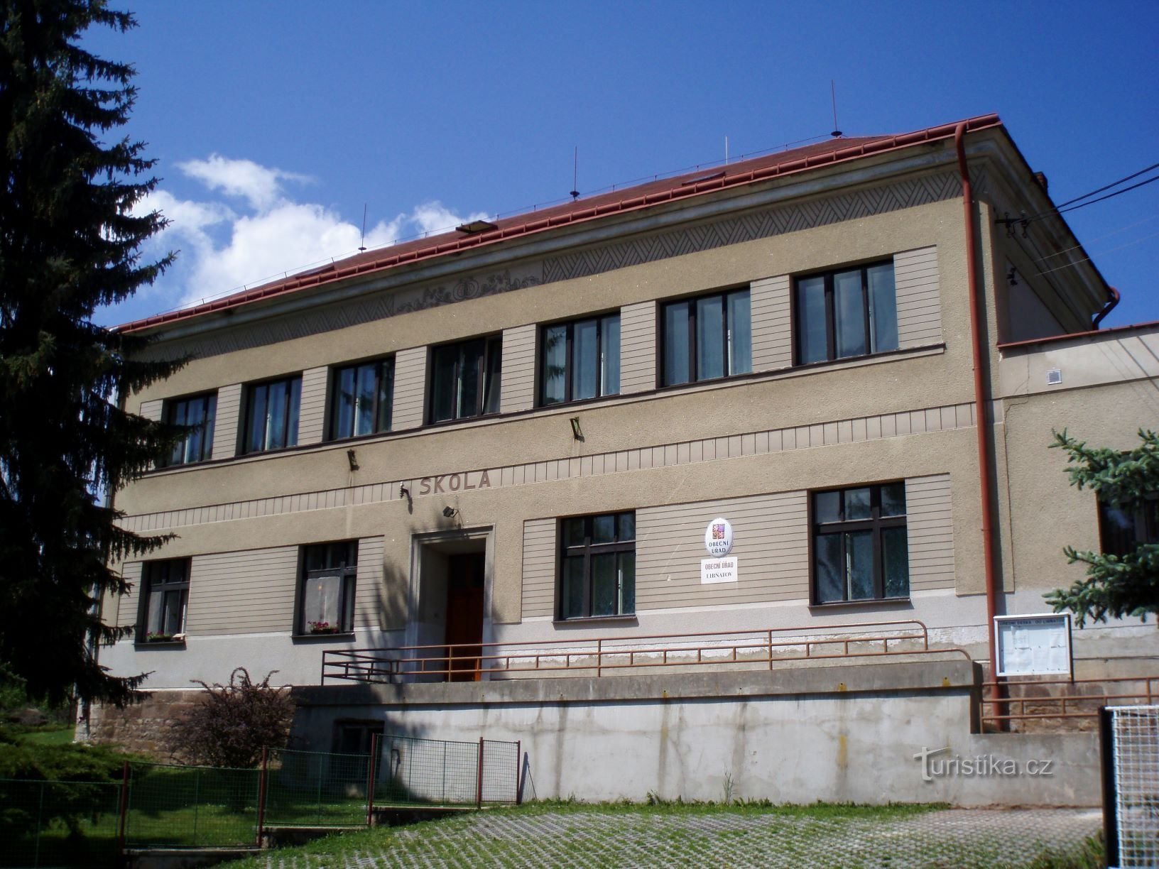 Das ursprüngliche Erscheinungsbild des heutigen Gemeindeamtes (Libňatov, 12.5.2009)