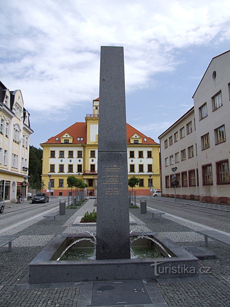 Pylon auf dem Platz in Kraslice