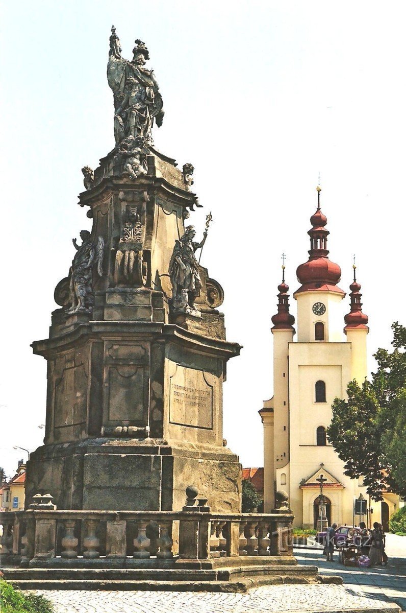 Un pilón con una estatua de St. Floriana