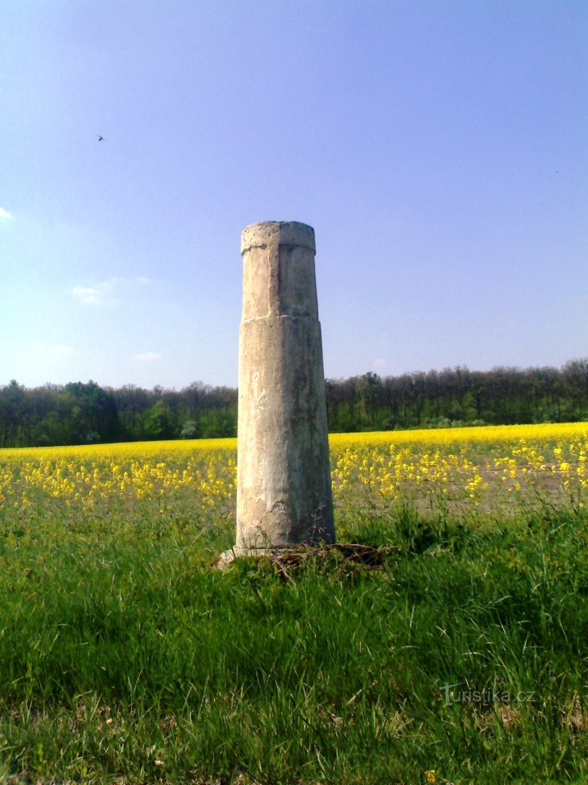 Pyrám - kő jelzőtábla