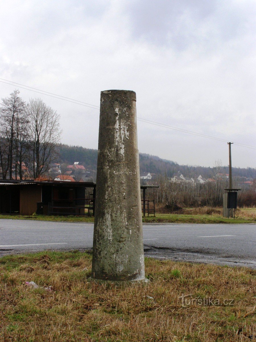 Pyrám - cartello in pietra vicino a Vojice